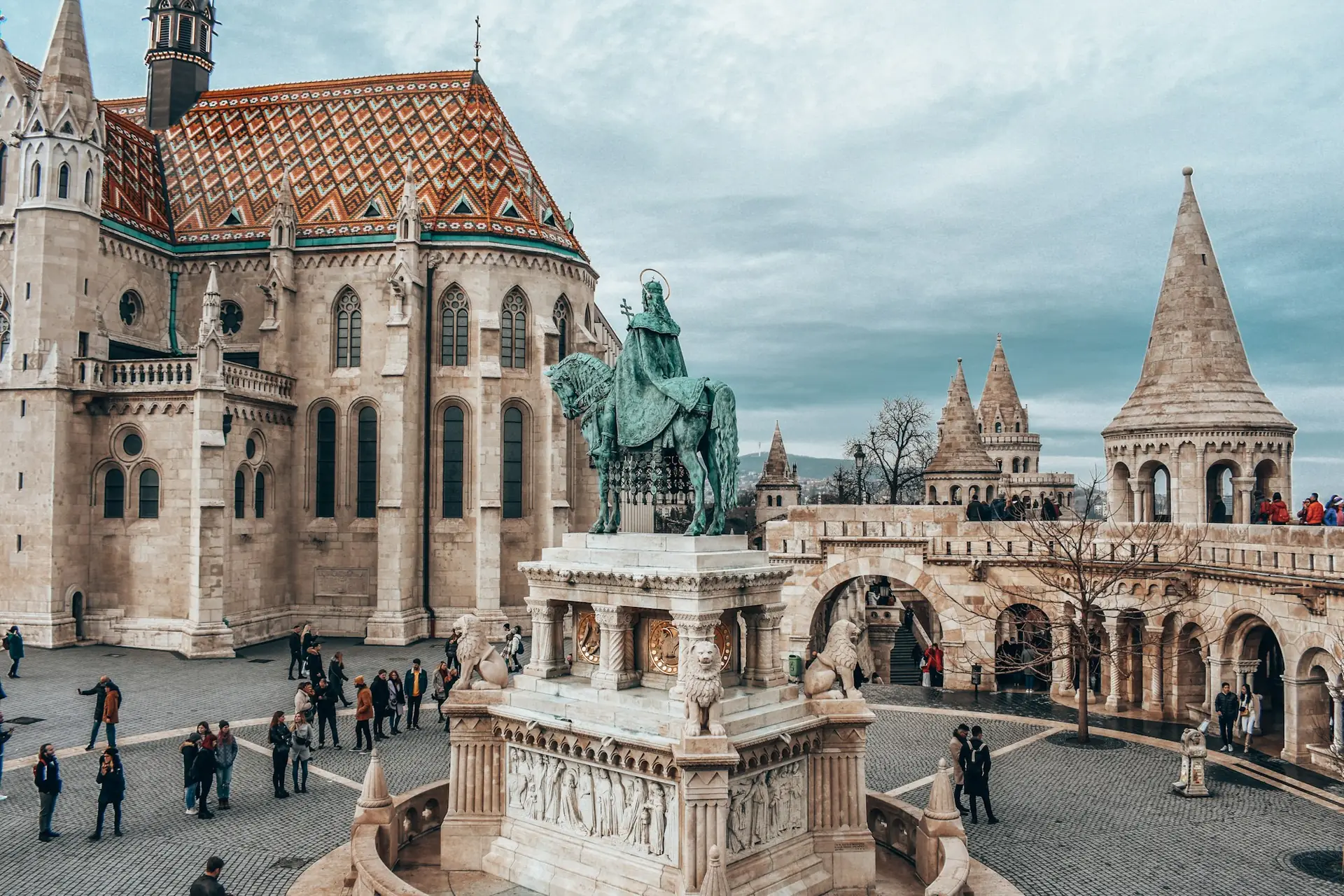 Budapest, a Halászbástya és a Mátyás-templom felülről